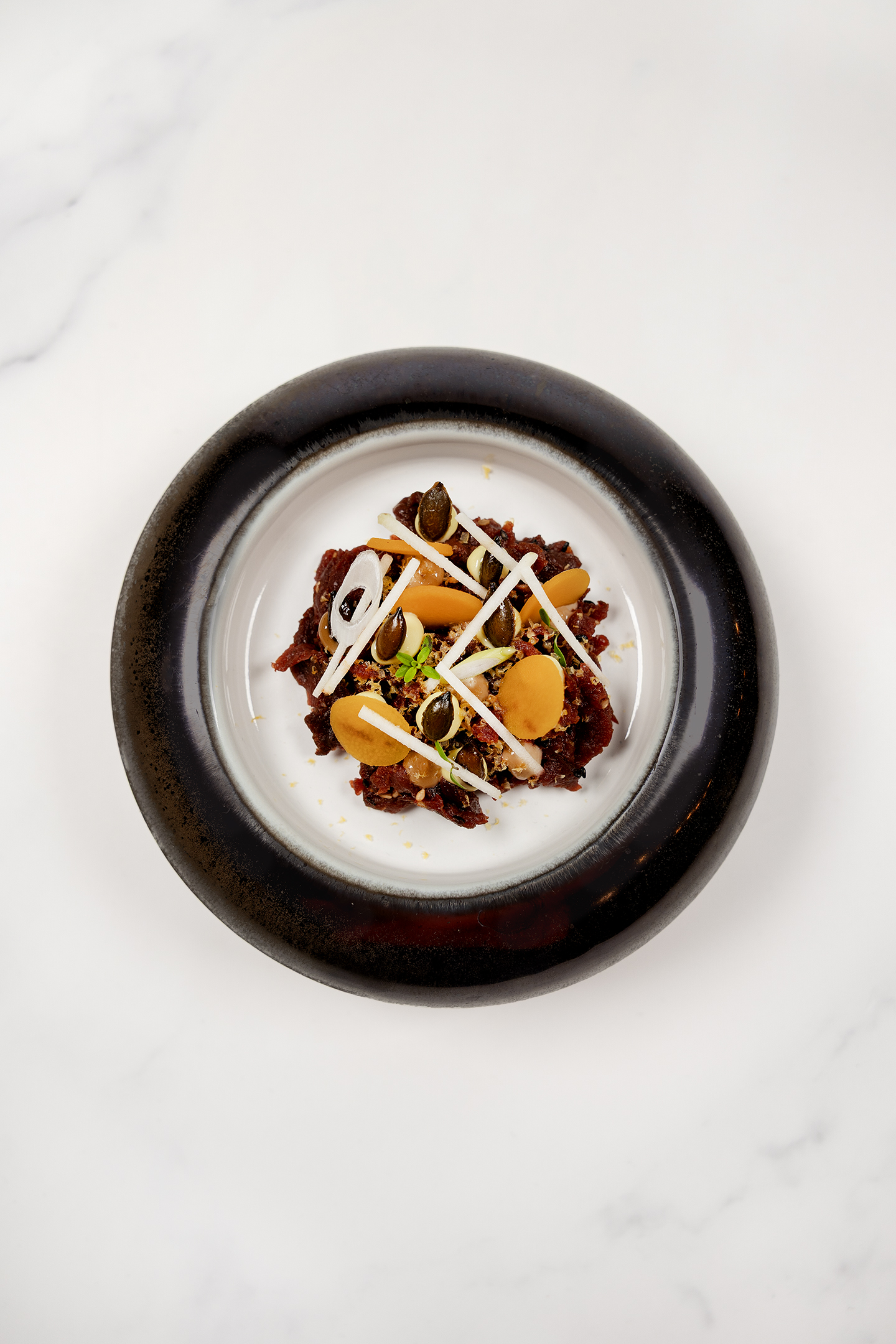 Yukhoe van dry aged biet met pompoen en vadouvan